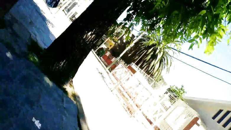 Activecouplearg: Senza mutandine sotto la gonna la gente ci sorprende a...