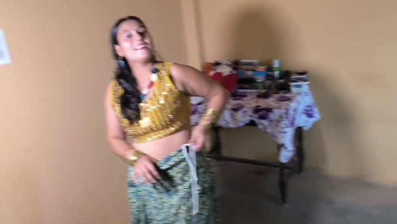 Desi chudai hub: Růžové holení kundičky v Saloonu