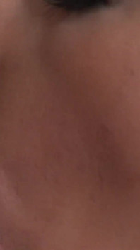 Dans la maison, une brune sexy se fait baiser ses trous sexy et avide de plaisir par l'homme excité