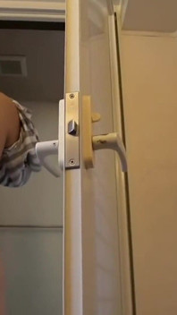 Codzienna pokusa - otoczona zabawnymi przebłyskami, które zamieniają się w ciche wspólne sekrety - Scene2