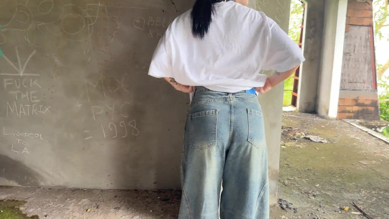 SkinLovers: 버려진 건물에서 섹시한 대체 소녀와 하드코어 섹스