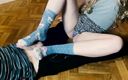 SweetAndFlow: शर्मीली लड़की मोज़े पहनकर पैरों वाली कामुकता का वीडियो बनाती है