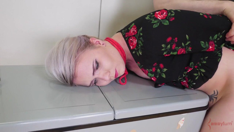 Assylum & Slavemouth: Teenie wird am eisstand hart anal und pissend bestraft, mit...