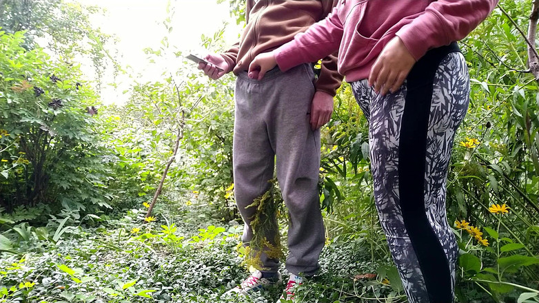 OurFetishLife: MILFka s nádherným zadkem v legínách mi pomohla čůrat v přírodě