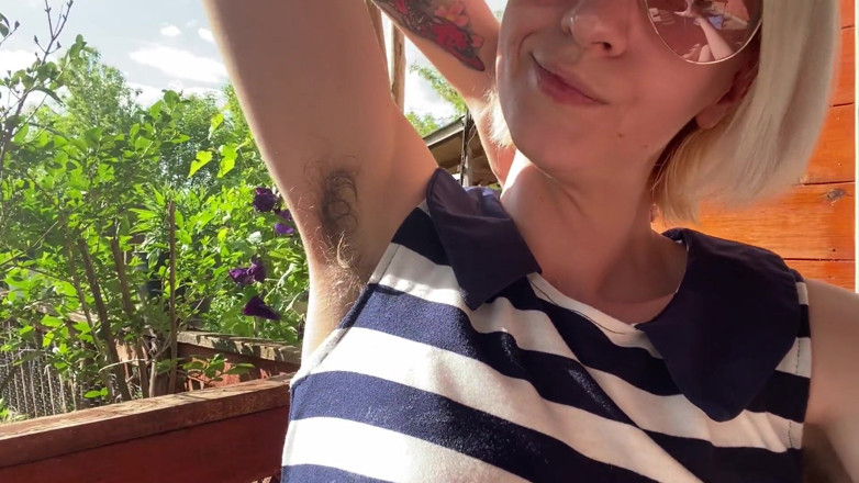 Cuteblonde666: Merokok di luar menunjukkan memekku yang berbulu