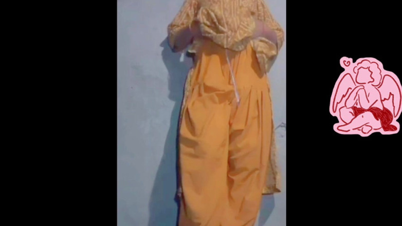 TricolorMusic3: Indiancă bhabhi sexy care se masturbează singură