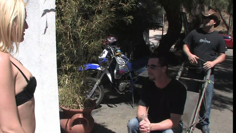 Horny Goons: Outdoor deepthroat for hot blonde slut