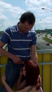 Milf berambut merah menunggangi kontol di luar