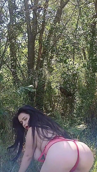 曲線美のある女の子がホットでセクシーなランジェリーを着て外でおならをしている
