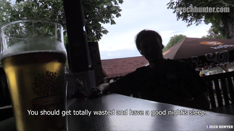 Czech Hunter: Amatérský český lovec svádí mladého číšníka na sex bez sedla uvnitř