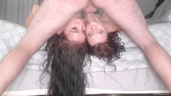 domslutfucker: Dvě děvky šukají vzhůru nohama do obličeje se dvěma úhly kamery.