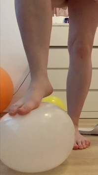 Füße und Ballons zermalmen