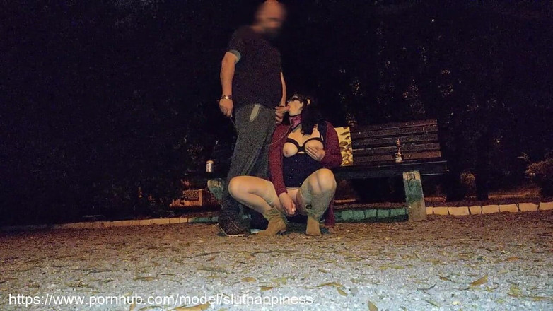 Toilet Mommy: これはあなたがひもで公共のオナニーオーガズムで女性の熱い兼ふしだらな女を扱う方法です