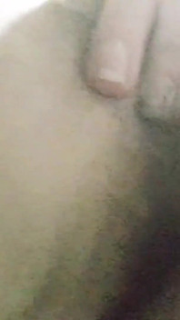Sexy Riesin sitzt auf deinem gesicht