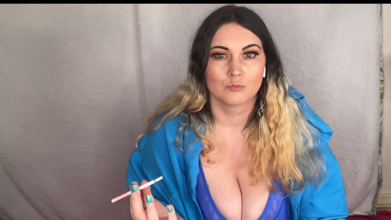 MissFFW: stor vacker kvinnahora älskar bara att kedjerökninga hennes jordgubbscigetter