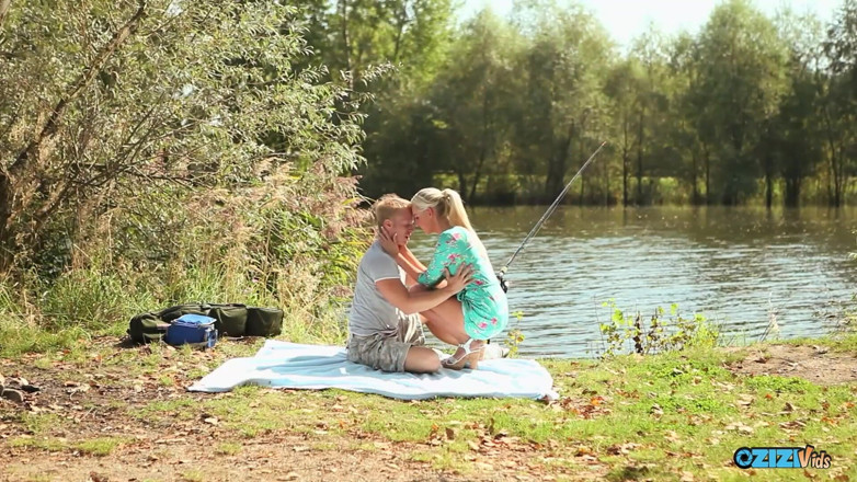 Zizi Vids: Sag Deiner freundin, dass sie sie mit einer romantischen Outdoor-Reise...