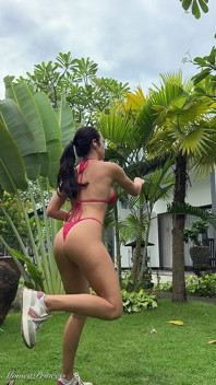Fitness mattutino in bikini caldo, sudata, nuoto