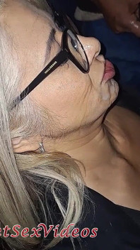 Il marito ha preso la moglie troia nel cinema porno e i maschi l'hanno lasciato con il viso e la bocca ben imbrattate di sborra