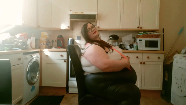 SSBBWLadyBrads: 섹시한 쪼이는 옷을 입은 SSBBW 비 부엌 플레이 2부