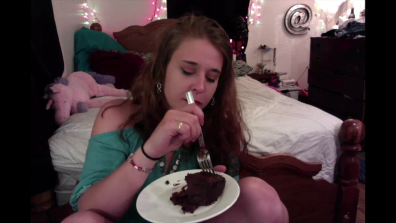 Alli Anderson: Mangiando una torta al cioccolato