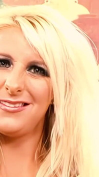 Blonde Emilianna met grote tieten in hardcore scène op couchj