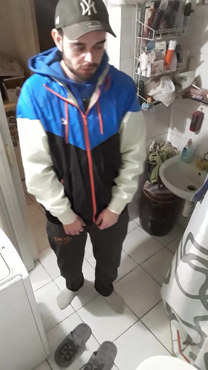 jerkofflover: Mă masturbez cu fostul meu iubit în baie pentru că a...