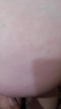 Milf tettona scopata nella dolce figa vicino al letto