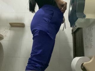 irina69star: Enfermeira presa no banheiro mijando