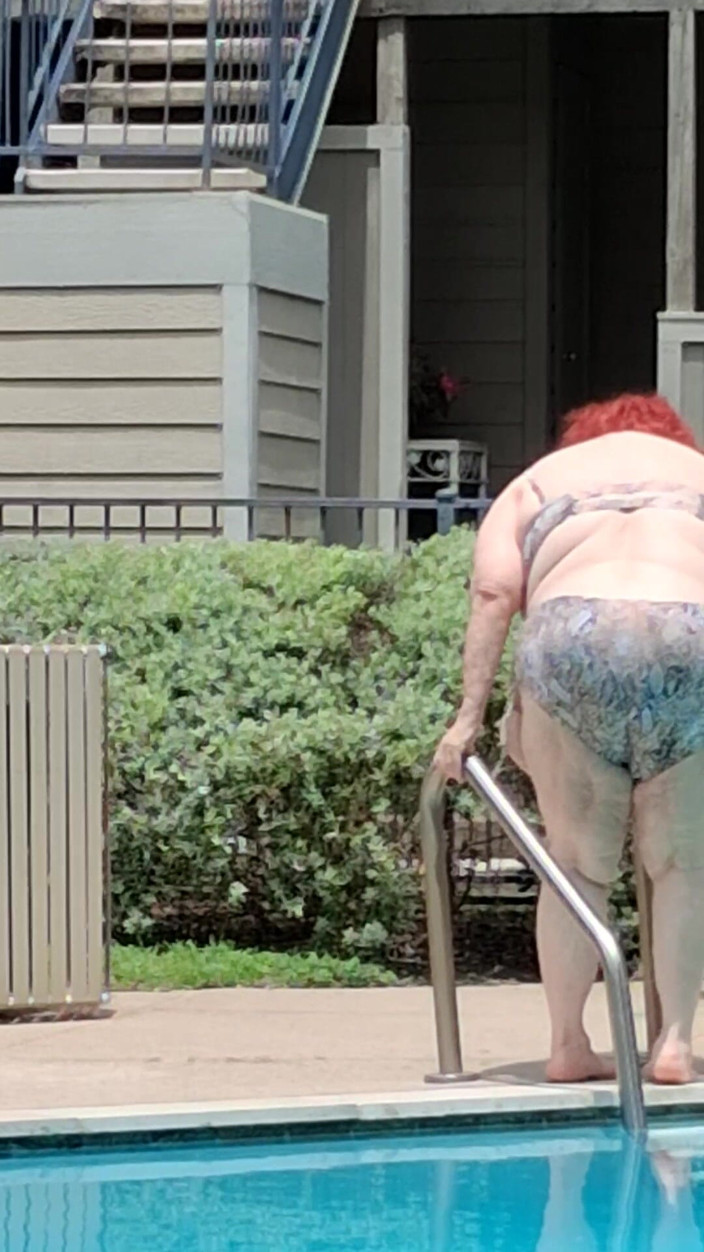 BBW nurse Vicki adventures with friends: 夏がやってきました!ビッグナース・ヴィッキースタイルの初めてのプール訪問の時間です!