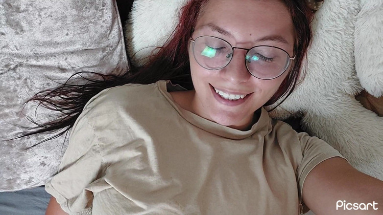 Softbrattypuppy: Hey küçük gavatım amcığımı dölle dolu yalamak ister misin?