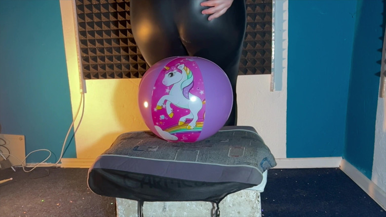BeachBallsDuo: Del 2 av 3 - Lucys Mega Beachball Sitpop Compilation 2024-2025