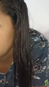 Všichni byli mimo dům a já vešel do pokoje své nevlastní sestry a překvapil jsem ji, když nahrávala, líbilo se to a nakonec jsme