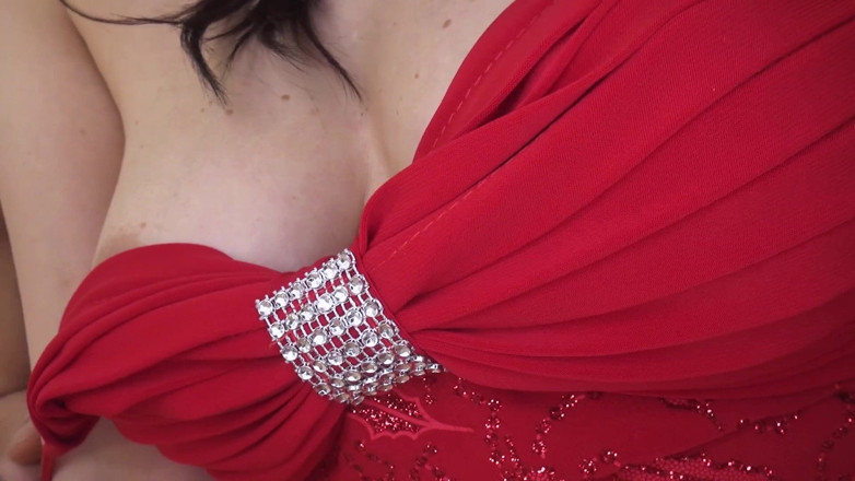 Asian Slit Sluts: O mamă sexy brunetă matură își călărește bărbatul sălbatic