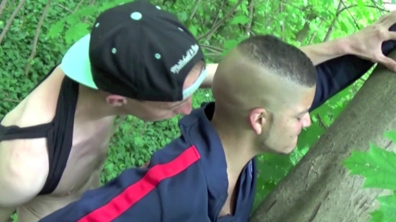 FRENCH STRAIGHT BOYS FUCKING GAY: Une latino se fait baiser dans la forêt par une...
