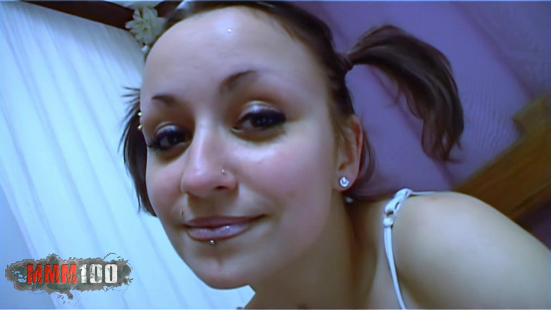 MMM100 Solo: Krystal Wallas Krystal Wallas se sur le lit