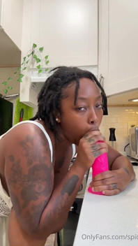 Safada puta negra chupa vibrador com paixão