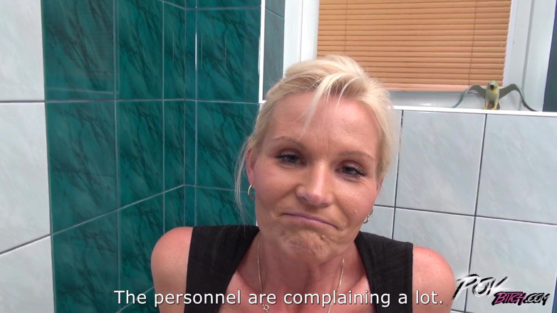POV Bitch: Gorąca MILF prowokuje faceta z krótką spódnicą i mundurem pokojówki