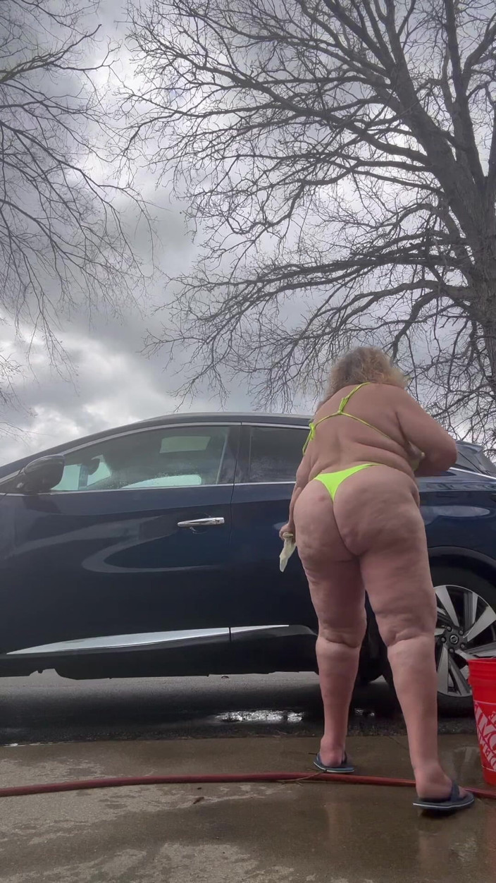 Big Ass 4 U: Spălătorie auto sexy