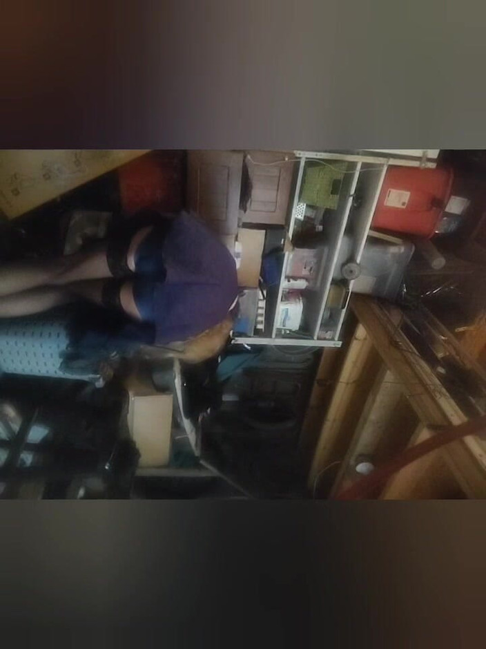 K8e Snow: Travestit seducător dezbrăcându-se și tachinând într-o cameră privată de depozitare