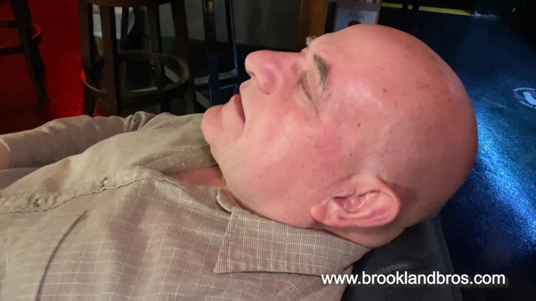 Brookland Brothers: 若い熱いふしだらな女は古いコックを吸う!