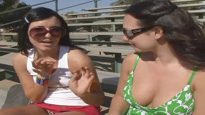 Naughty Girls: Nena lesbiana es follada por una chica cachonda con un...