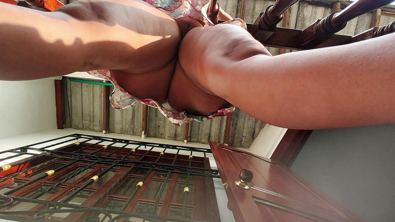 SENSESEX: ウェブカメラモデルのスカートの下