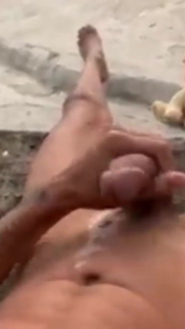 A Cumshot to Relieve Stress in the Backyard (ArabePuto) A Cumshot to Relieve Stress in the Backyard (ArabePuto)