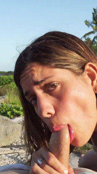 Latina creampie och ansiktsbehandling på stranden