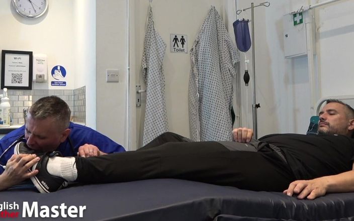 EnglishLeathermaster: Il dottore adora i piedi dei pazienti e mangia la...