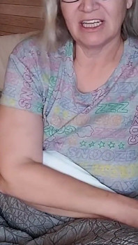 Het MILf onanerar efter att ha brutit upp med sin pojkvän!