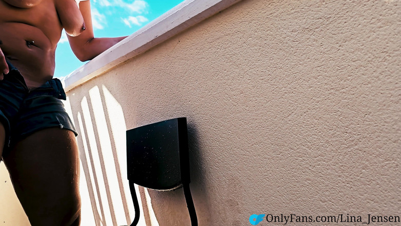 Playwithus: मैं सिर्फ ठंडा था, जब पड़ोसी का फैसला किया कि मैं एक शॉवर की जरूरत है । और मैंने किया!