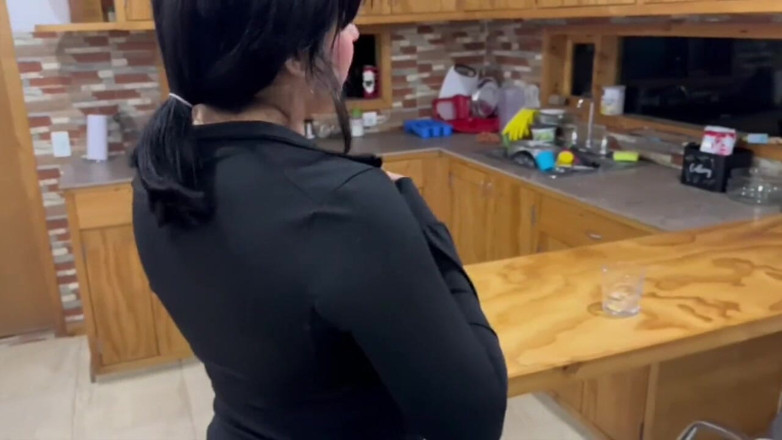 Clarkykore: Linda chica está hidratada y follada por el culo