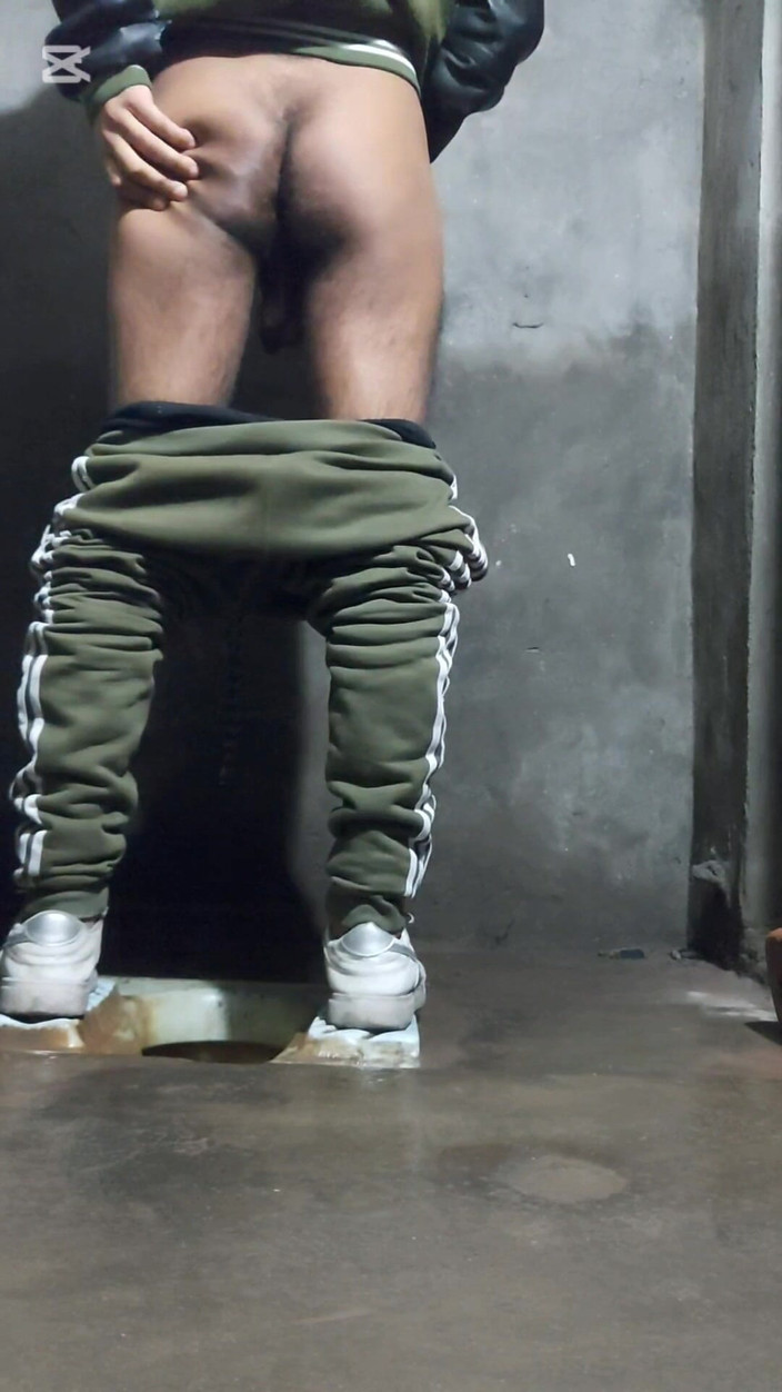 Zaid Valen: Pákistánský chlapec v koupelně wc prstění