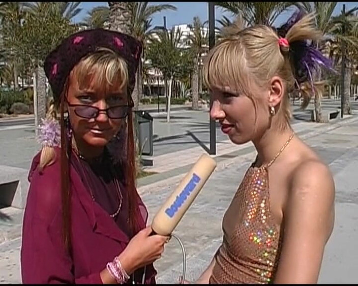 Deutsche Camgirls: La teen bionda ama giocare con il suo buco anale...